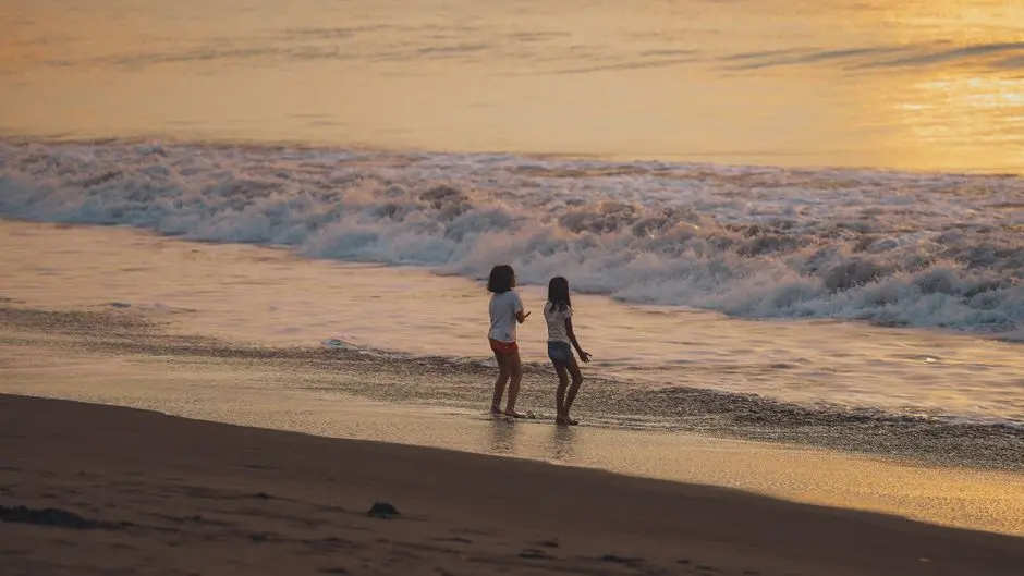 Jalur tepi pantai Sanur untuk liburan harian dari Denpasar