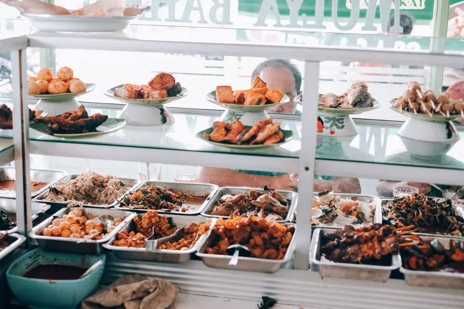 Warung makan lokal di tepi pantai menyajikan nasi campur dan bubur kacang ijo