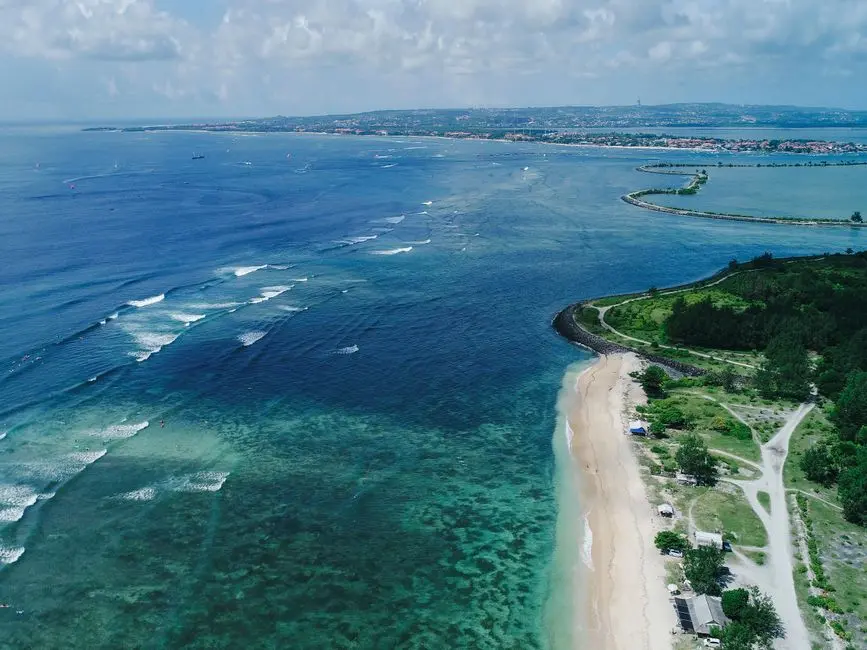 Pemandangan pesisir tersembunyi di Kutuh, Bali dengan pasir putih dan ombak landai